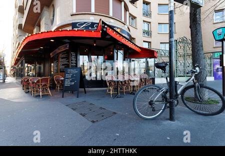 Parigi, Francia-Febbraio 27 , 2022 : il tradizionale ristorante francese Apollinaire situato vicino al ponte Mirabeau , nel quartiere 15th di Parigi. Foto Stock