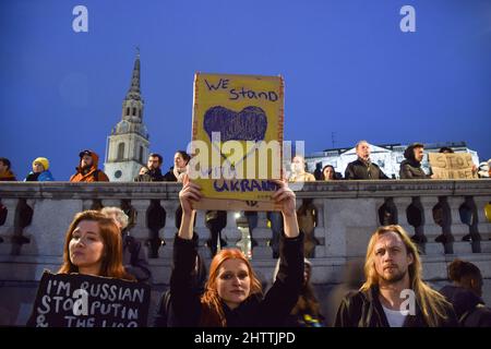 Londra, Inghilterra, Regno Unito. 2nd Mar 2022. Un manifestante ha un cartello con la dicitura "We Stand with Ukraine". Centinaia di persone si sono riunite in piazza Trafalgar per l'ottava giornata di proteste, mentre la guerra in Ucraina continua. (Credit Image: © Vuk Valcic/ZUMA Press Wire) Credit: ZUMA Press, Inc./Alamy Live News Foto Stock