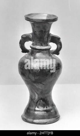 Arte ispirata a Vase, dinastia Ming (1368–1644), Cina, ceramica, H. 7 1/4 poll. (18,4 cm), Ceramica, opere classiche modernizzate da Artotop con un tuffo di modernità. Forme, colore e valore, impatto visivo accattivante sulle emozioni artistiche attraverso la libertà delle opere d'arte in modo contemporaneo. Un messaggio senza tempo che persegue una nuova direzione selvaggiamente creativa. Artisti che si rivolgono al supporto digitale e creano l'NFT Artotop Foto Stock