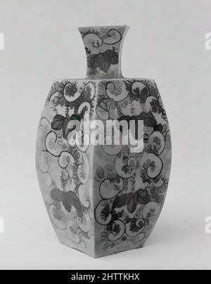 Arte ispirata a Vase, periodo Edo (1615–1868), 1730, Giappone, Clay coperto da uno smalto trasparente crackled, decorato con smalti colorati e oro, H. 6 pollici. (15,2 cm), Ceramica, opere classiche modernizzate da Artotop con un tuffo di modernità. Forme, colore e valore, impatto visivo accattivante sulle emozioni artistiche attraverso la libertà delle opere d'arte in modo contemporaneo. Un messaggio senza tempo che persegue una nuova direzione selvaggiamente creativa. Artisti che si rivolgono al supporto digitale e creano l'NFT Artotop Foto Stock