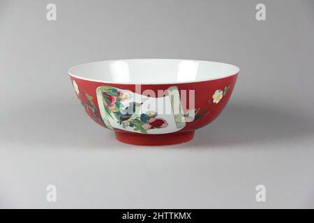 Arte ispirata da Bowl, dinastia Qing (1644-1911), periodo Qianlong (1736-95), 18th secolo, Cina, Porcellana dipinta in smalti di rosa a sovra-smalto, H. 3 poll. (7,6 cm); Diam. 7 3/4 poll. (19,7 cm), Ceramica, opere classiche modernizzate da Artotop con un tuffo di modernità. Forme, colore e valore, impatto visivo accattivante sulle emozioni artistiche attraverso la libertà delle opere d'arte in modo contemporaneo. Un messaggio senza tempo che persegue una nuova direzione selvaggiamente creativa. Artisti che si rivolgono al supporto digitale e creano l'NFT Artotop Foto Stock