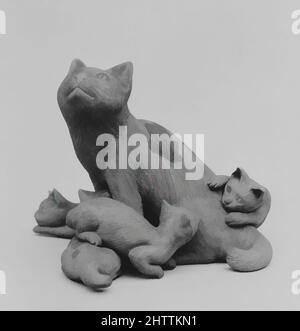 Arte ispirata a Cat e Kittens, periodo Meiji (1868–1912), fine 19th secolo, Giappone, ceramica senza vetro (Banko ware), H. 4 poll. (10,2 cm); W. 4 1/2" (11,4 cm); D. 4 1/8" (10,5 cm), Ceramica, opere classiche modernizzate da Artotop con un tuffo di modernità. Forme, colore e valore, impatto visivo accattivante sulle emozioni artistiche attraverso la libertà delle opere d'arte in modo contemporaneo. Un messaggio senza tempo che persegue una nuova direzione selvaggiamente creativa. Artisti che si rivolgono al supporto digitale e creano l'NFT Artotop Foto Stock