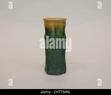 Arte ispirata da Vase, inizio 19th secolo, Giappone, ceramica coperta con smalto (Kyoto ware), H. 8 pollici. (20,3 cm); W. 3 1/2" (8,9 cm), Ceramica, Ryozen (Giapponese, opere classiche modernizzate da Artotop con un tuffo di modernità. Forme, colore e valore, impatto visivo accattivante sulle emozioni artistiche attraverso la libertà delle opere d'arte in modo contemporaneo. Un messaggio senza tempo che persegue una nuova direzione selvaggiamente creativa. Artisti che si rivolgono al supporto digitale e creano l'NFT Artotop Foto Stock