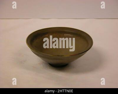 Arte ispirata a Bowl, dinastia Song (960-1279), Cina, ceramica (Jian ware), H. 2 pollici (5,1 cm); Diam. 5 poll. (12,7 cm), Ceramica, opere classiche modernizzate da Artotop con un tuffo di modernità. Forme, colore e valore, impatto visivo accattivante sulle emozioni artistiche attraverso la libertà delle opere d'arte in modo contemporaneo. Un messaggio senza tempo che persegue una nuova direzione selvaggiamente creativa. Artisti che si rivolgono al supporto digitale e creano l'NFT Artotop Foto Stock