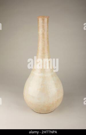 Arte ispirata a Vase, dinastia Ming (1368–1644), Cina, porcellana, H. 18 1/2 poll. (47 cm), Ceramica, opere classiche modernizzate da Artotop con un tuffo di modernità. Forme, colore e valore, impatto visivo accattivante sulle emozioni artistiche attraverso la libertà delle opere d'arte in modo contemporaneo. Un messaggio senza tempo che persegue una nuova direzione selvaggiamente creativa. Artisti che si rivolgono al supporto digitale e creano l'NFT Artotop Foto Stock