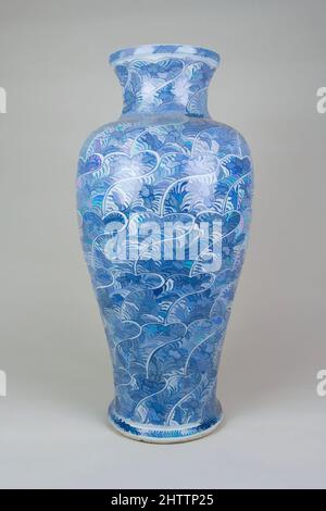 Arte ispirata a Vase, dinastia Ming (1368–1644), Cina, porcellana, H. 20 1/2 poll. (52,1 cm), Ceramica, opere classiche modernizzate da Artotop con un tuffo di modernità. Forme, colore e valore, impatto visivo accattivante sulle emozioni artistiche attraverso la libertà delle opere d'arte in modo contemporaneo. Un messaggio senza tempo che persegue una nuova direzione selvaggiamente creativa. Artisti che si rivolgono al supporto digitale e creano l'NFT Artotop Foto Stock