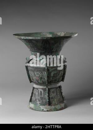 Arte ispirata a 商 青銅尊, vino Vase (Zun), dinastia Shang (ca. 1600–1046 a.C.), 13th sec. a.C., Cina, Bronzo intarsiato con pigmento nero, H. 15 3/4" (40 cm); diametro del cerchio 13 7/8" (35,2 cm); diametro base 8 7/8" (22,5 cm), lavorazione del metallo, un singolo carattere (segno clan) è proiettato su, opere classiche modernizzate da Artotop con un tuffo di modernità. Forme, colore e valore, impatto visivo accattivante sulle emozioni artistiche attraverso la libertà delle opere d'arte in modo contemporaneo. Un messaggio senza tempo che persegue una nuova direzione selvaggiamente creativa. Artisti che si rivolgono al supporto digitale e creano l'NFT Artotop Foto Stock