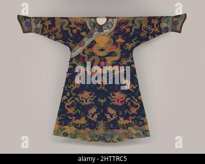 Arte ispirata da Imperial Court Robe, dinastia Qing (1644–1911), 17th secolo, Cina, tappezzeria di seta e filo metallico (kesi), totale: 56 x 74 pollici (142,2 x 188 cm), Costumi-Arazzi, su questo abito, tessuto da fili di seta e d'oro, draghi cinque-clawed (lungo), nuvole, e fiammeggiante, opere classiche modernizzate da Artotop con un tuffo di modernità. Forme, colore e valore, impatto visivo accattivante sulle emozioni artistiche attraverso la libertà delle opere d'arte in modo contemporaneo. Un messaggio senza tempo che persegue una nuova direzione selvaggiamente creativa. Artisti che si rivolgono al supporto digitale e creano l'NFT Artotop Foto Stock