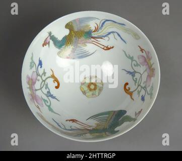 Arte ispirata a Bowl con fenici e fiori, dinastia Qing (1644–1911), periodo Qianlong (1736–95), Cina, porcellana dipinta in smalti di rosa di alta fama, H. 2 1/16 poll. (5,2 cm); Diam. 4 5/8 poll. (11,7 cm), Ceramica, opere classiche modernizzate da Artotop con un tuffo di modernità. Forme, colore e valore, impatto visivo accattivante sulle emozioni artistiche attraverso la libertà delle opere d'arte in modo contemporaneo. Un messaggio senza tempo che persegue una nuova direzione selvaggiamente creativa. Artisti che si rivolgono al supporto digitale e creano l'NFT Artotop Foto Stock