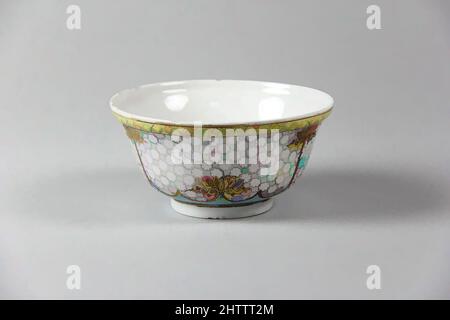 Arte ispirata a Bowl, dinastia Qing (1644-1911), ca. 1730–50, Cina, porcellana dipinta in smalti di rosa di alta fama, H. 2 1/4 poll. (5,7 cm); Diam. 4 5/8 poll. (11,7 cm), Ceramica, opere classiche modernizzate da Artotop con un tuffo di modernità. Forme, colore e valore, impatto visivo accattivante sulle emozioni artistiche attraverso la libertà delle opere d'arte in modo contemporaneo. Un messaggio senza tempo che persegue una nuova direzione selvaggiamente creativa. Artisti che si rivolgono al supporto digitale e creano l'NFT Artotop Foto Stock