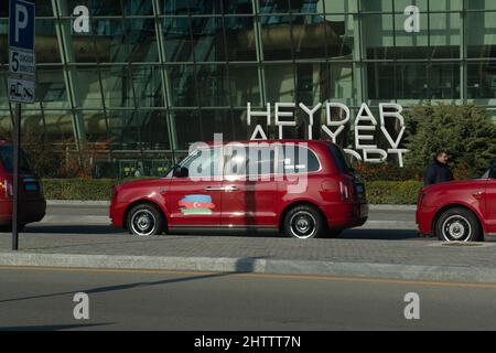 Baku, Azerbaijan - Gennaio 09 2022-Baku taxi rossi in attesa in linea all'aeroporto Heydar Aliyev Foto Stock