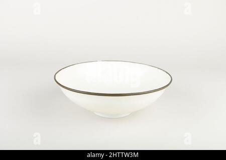 Arte ispirata a Bowl, dinastia Song (960-1279), Cina, ceramica (Ding ware), H. 2 3/4 poll. (7 cm); W. 8" (20,3 cm), Ceramica, opere classiche modernizzate da Artotop con un tuffo di modernità. Forme, colore e valore, impatto visivo accattivante sulle emozioni artistiche attraverso la libertà delle opere d'arte in modo contemporaneo. Un messaggio senza tempo che persegue una nuova direzione selvaggiamente creativa. Artisti che si rivolgono al supporto digitale e creano l'NFT Artotop Foto Stock