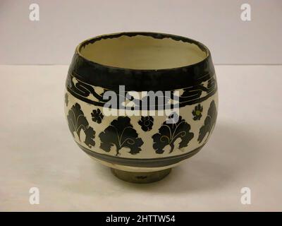 Arte ispirata da Bowl, dinastia Song (960–1279), Cina, ceramica, H. 6 pollici (15,2 cm); Diam. 7 poll. (17,8 cm), Ceramica, opere classiche modernizzate da Artotop con un tuffo di modernità. Forme, colore e valore, impatto visivo accattivante sulle emozioni artistiche attraverso la libertà delle opere d'arte in modo contemporaneo. Un messaggio senza tempo che persegue una nuova direzione selvaggiamente creativa. Artisti che si rivolgono al supporto digitale e creano l'NFT Artotop Foto Stock