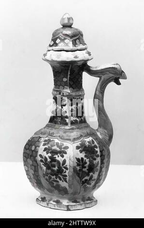 Arte ispirata a Wine Pot, dinastia Qing (1644-1911), periodo Kangxi (1662-1722), Cina, porcellana, H. 11 1/2 poll. (29,2 cm), Ceramica, opere classiche modernizzate da Artotop con un tuffo di modernità. Forme, colore e valore, impatto visivo accattivante sulle emozioni artistiche attraverso la libertà delle opere d'arte in modo contemporaneo. Un messaggio senza tempo che persegue una nuova direzione selvaggiamente creativa. Artisti che si rivolgono al supporto digitale e creano l'NFT Artotop Foto Stock