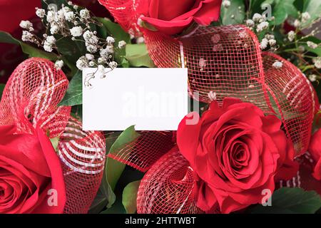 Biglietto di auguri vuoto con bouquet di rose rosse, mockup per il tuo design Foto Stock