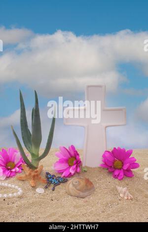 Conchiglie di mare e fiore su sabbia con Croce e Tramonto Foto Stock