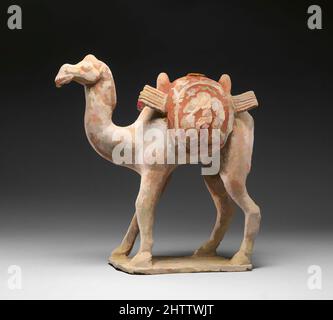 Arte ispirata a Camel con Packboard e bagaglio, 6th–7th secolo, Cina o Asia centrale, Earthenware con pigmento, H. 11 pollici (27,9 cm); W. 11,5" (29,2 cm), Ceramica, questo modello in ceramica di un cammello bactrio può essere un raro esempio di una tomba cinese prodotto in orientale, opere classiche modernizzate da Artotop con un tuffo di modernità. Forme, colore e valore, impatto visivo accattivante sulle emozioni artistiche attraverso la libertà delle opere d'arte in modo contemporaneo. Un messaggio senza tempo che persegue una nuova direzione selvaggiamente creativa. Artisti che si rivolgono al supporto digitale e creano l'NFT Artotop Foto Stock