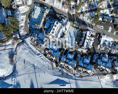 Vista aerea sul Big Bear Lake Village durante la stagione invernale, California del Sud, USA Foto Stock