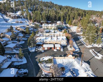 Vista aerea sul Big Bear Lake Village durante la stagione invernale, California del Sud, USA Foto Stock