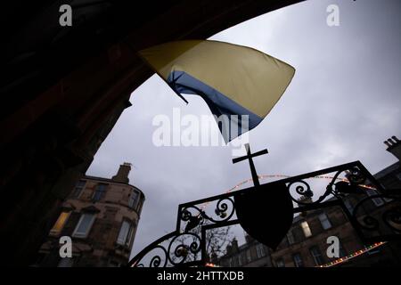 Edimburgo, Regno Unito. 2nd Mar 2022. Una settimana da quando la Russia invade l'Ucraina. I membri del pubblico si riuniscono presso la chiesa cattolica Ucraina di nostra Signora di Pochaev per donare l'oggetto prima del servizio in Dalmeny Street a Edimburgo. PIC Credit: Pako Mera/Alamy Live News Foto Stock