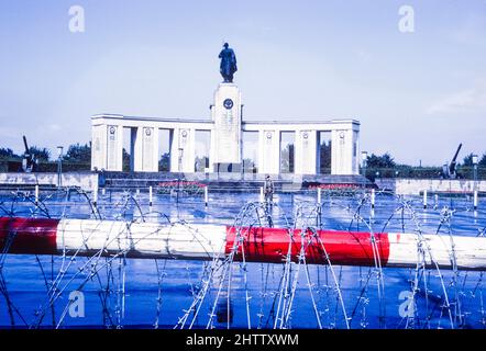 Berlino Ovest 1962. Guardia di confine della Germania orientale di fronte al Monumento ai soldati sovietici russi morti nella battaglia finale di Berlino. Foto Stock