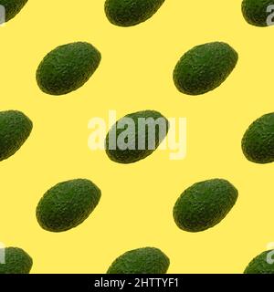 Hass avocado in una ripetizione senza cuciture con sfondo giallo Foto Stock