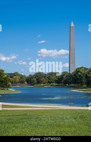 Washington, DC. National Mall, Constitution Gardens, Small Pond, con Washington Monument sullo sfondo. Foto Stock