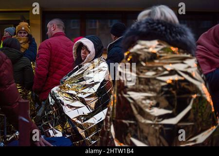 Przemysl, Polonia. 02nd Mar 2022. Una donna Ucraina avvolta in una coperta termica è vista in fila alla stazione ferroviaria di Przemysl. Migliaia di rifugiati esausti che fuggono dalla guerra dall'Ucraina giungono ogni giorno alla città di confine polacca di Przemysl con pullman, treni e automobili. Credit: SOPA Images Limited/Alamy Live News Foto Stock