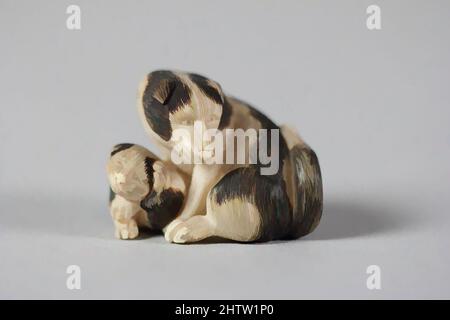 Arte ispirata da Netsuke of Dogs, 19th secolo, Giappone, Avorio, H. 1 1/16 in. (2,7 cm); W. 1 3/8" (3,5 cm); D. 3/4" (1,9 cm), Netsuke, opere classiche modernizzate da Artotop con un tuffo di modernità. Forme, colore e valore, impatto visivo accattivante sulle emozioni artistiche attraverso la libertà delle opere d'arte in modo contemporaneo. Un messaggio senza tempo che persegue una nuova direzione selvaggiamente creativa. Artisti che si rivolgono al supporto digitale e creano l'NFT Artotop Foto Stock