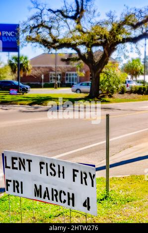 Un segno annuncia un pesce fritto per la Quaresima alla Chiesa Cattolica di Santa Margherita, 1 marzo 2022, a Bayou la Batre, Alabama. Foto Stock