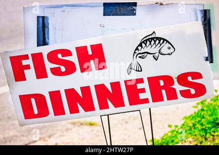 Un cartello pubblicizza cene di pesce per la Quaresima alla Chiesa cattolica di Santa Margherita, 1 marzo 2022, a Bayou la Batre, Alabama. Foto Stock