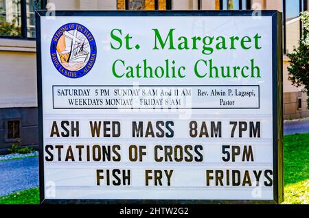 Un segno annuncia i tempi per la messa, i servizi del Mercoledì delle Ceneri e Fish Fry Fridays alla chiesa cattolica di St. Margaret a Bayou la Batre, Alabama. Foto Stock