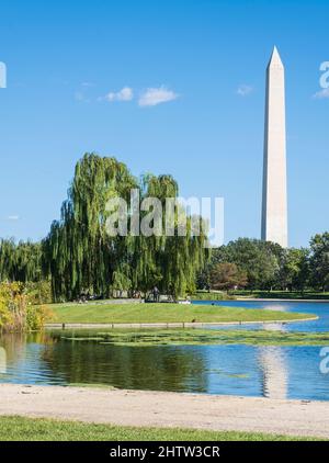 Washington, DC. National Mall, Constitution Gardens, Small Pond, con Washington Monument sullo sfondo. Foto Stock