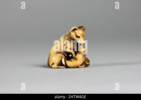 Arte ispirata da Netsuke of Dogs, fine 18th secolo, Giappone, Avorio, H. 1 5/8 in. (4,1 cm); W. 1 3/4" (4,4 cm); D. 1" (2,5 cm), Netsuke, opere classiche modernizzate da Artotop con un tuffo di modernità. Forme, colore e valore, impatto visivo accattivante sulle emozioni artistiche attraverso la libertà delle opere d'arte in modo contemporaneo. Un messaggio senza tempo che persegue una nuova direzione selvaggiamente creativa. Artisti che si rivolgono al supporto digitale e creano l'NFT Artotop Foto Stock