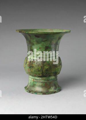 Arte ispirata a 商 青銅尊, vino Vase (Zun), dinastia Shang (ca. 1600–1046 a.C.), 13th sec. a.C., Cina, Bronzo, H. 8 1/2 pollici (21,6 cm); Diam. 7 5/8 poll. (19,4 cm); diametro del cerchio 7 5/8" (19,4 cm); diam. Di piede 5 1/4 poll. (13,3 cm), lavorazione del metallo, opere classiche modernizzate da Artotop con un tuffo di modernità. Forme, colore e valore, impatto visivo accattivante sulle emozioni artistiche attraverso la libertà delle opere d'arte in modo contemporaneo. Un messaggio senza tempo che persegue una nuova direzione selvaggiamente creativa. Artisti che si rivolgono al supporto digitale e creano l'NFT Artotop Foto Stock