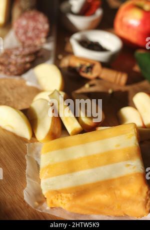 Peppperprn Salami con cinque strati di formaggio inglese Shire in cucina rustica con illuminazione naturale Foto Stock