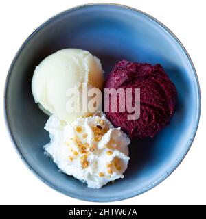 Sorbetto alla bacche e al limone appetitoso in ciotola Foto Stock