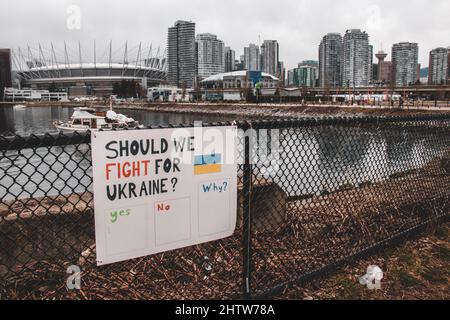 Vancouver, Canada - Febbraio 26,2022: Vista del segno dovremmo combattere per l'Ucraina di fronte alla Rogers Arena Foto Stock