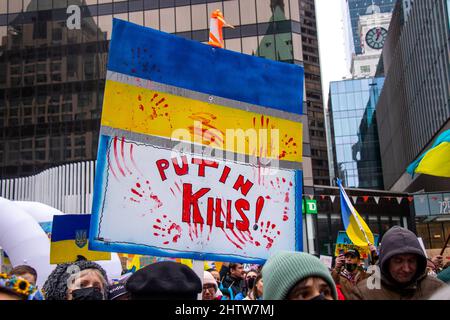 Vancouver, Canada - Febbraio 26,2022: Vista del segno Putin uccide durante il raduno contro l'invasione dell'Ucraina di fronte alla Vancouver Art Gallery Foto Stock