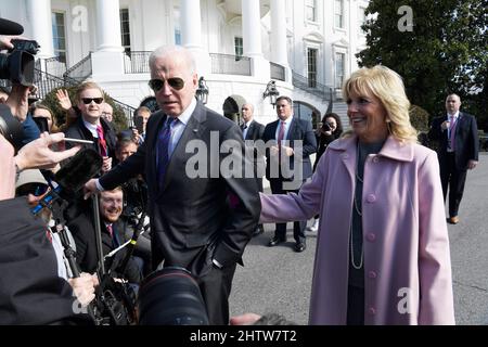 Washington, Stati Uniti. 01st Mar 2022. Il Presidente DEGLI STATI UNITI Joe Biden e First Lady Jill Biden parlano con i giornalisti prima di partire dalla Casa Bianca sulla strada per la Joint base Andrews, oggi il 02 marzo 2022 presso la South Lawn/Casa Bianca a Washington DC, USA. (Foto di Lenin Nolly/Sipa USA) Credit: Sipa USA/Alamy Live News Foto Stock