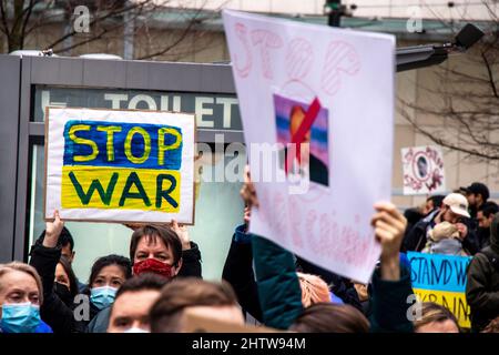 Vancouver, Canada - Febbraio 26,2022: Vista del segno Stop War durante il rally contro l'invasione dell'Ucraina di fronte alla Vancouver Art Gallery Foto Stock