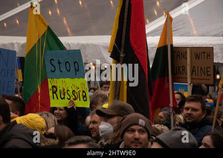 Vancouver, Canada - Febbraio 26,2022: Vista del segno Stop Russia durante il rally contro l'invasione dell'Ucraina di fronte alla Vancouver Art Gallery Foto Stock