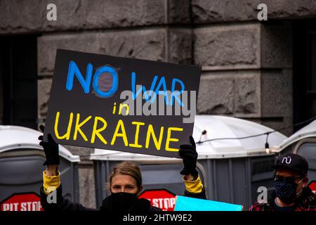 Vancouver, Canada - Febbraio 26,2022: Vista del segno Stop War durante il rally contro l'invasione dell'Ucraina di fronte alla Vancouver Art Gallery Foto Stock