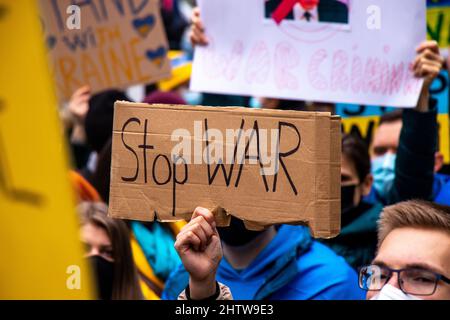 Vancouver, Canada - Febbraio 26,2022: Vista del segno Stop War durante il rally contro l'invasione dell'Ucraina di fronte alla Vancouver Art Gallery Foto Stock