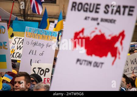 Vancouver, Canada - Febbraio 26,2022: Vista del segno l'Ucraina sta combattendo per tutti gli Stati Uniti durante il rally contro l'invasione dell'Ucraina di fronte a Vancouve Foto Stock