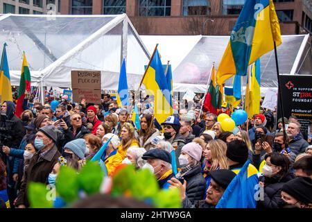 Vancouver, Canada - Febbraio 26,2022: Il raduno contro l'invasione dell'Ucraina di fronte alla Vancouver Art Gallery Foto Stock