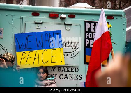 Vancouver, Canada - Febbraio 26,2022: Vista del segno vogliamo la pace durante il raduno contro l'invasione dell'Ucraina di fronte alla Vancouver Art Gallery Foto Stock