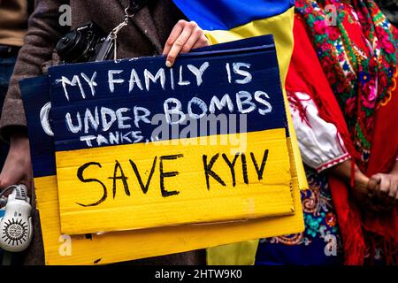 Vancouver, Canada - Febbraio 26,2022: Vista del segno Salva Kiev durante il rally contro l'invasione dell'Ucraina di fronte alla Vancouver Art Gallery Foto Stock
