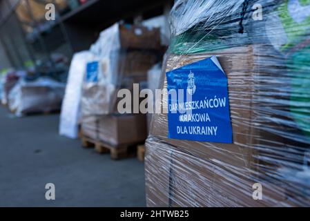 Spagna. 02nd Mar 2022. Scatole contenenti donazioni di cibo e vestiti da cittadini pronti per essere inviati ai rifugiati in fuga dalla Russia - Ucraina guerra al confine con l'Ucraina allo stadio Miejski Henryka Reymana di Cracovia, Polonia il 2 marzo 2022. Centinaia di migliaia di rifugiati ucraini hanno attraversato il confine dall’inizio della guerra Russia-Ucraina, scatenando un’ondata di solidarietà da parte di tutta la Polonia e l’Europa. (Foto di Davide Bonaldo/Sipa USA) Credit: Sipa USA/Alamy Live News Foto Stock