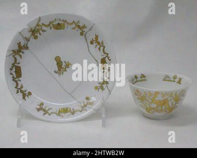 Arte ispirata da Saucer (1 del 6) (parte di un servizio), ca. 1720, tedesco, Meissen, porcellana a pasta dura, diametro: 5" (12,7 cm), Ceramica-porcellana, opere classiche modernizzate da Artotop con un tuffo di modernità. Forme, colore e valore, impatto visivo accattivante sulle emozioni artistiche attraverso la libertà delle opere d'arte in modo contemporaneo. Un messaggio senza tempo che persegue una nuova direzione selvaggiamente creativa. Artisti che si rivolgono al supporto digitale e creano l'NFT Artotop Foto Stock